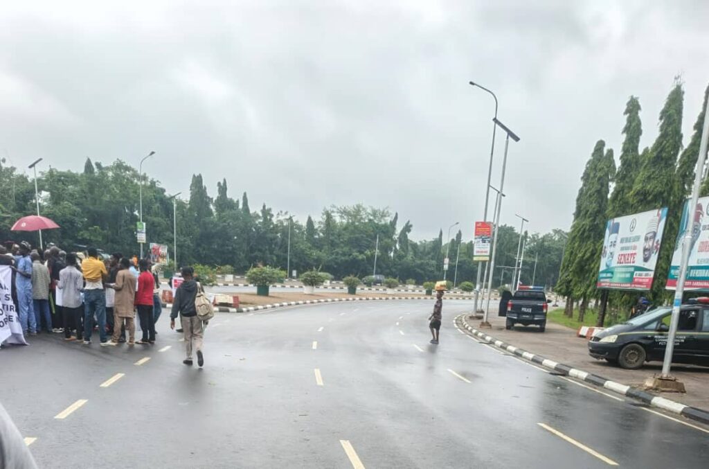 Retired Police Officers Defy Rain to Protest ‘Unjust’ Pension Scheme at National Assembly 3 Retired Police Officers Defy Rain to Protest ‘Unjust’ Pension Scheme at National Assembly