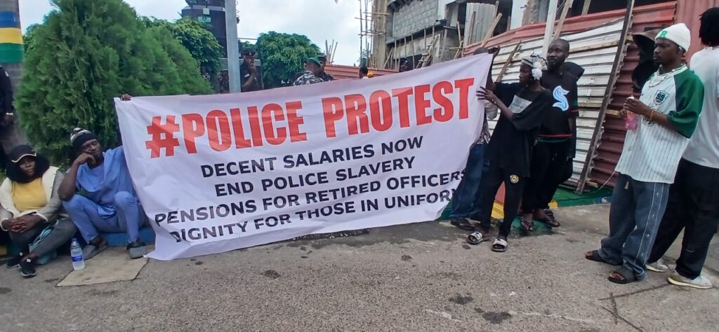 Retired Police Officers Defy Rain to Protest ‘Unjust’ Pension Scheme at National Assembly 2 Retired Police Officers Defy Rain to Protest ‘Unjust’ Pension Scheme at National Assembly