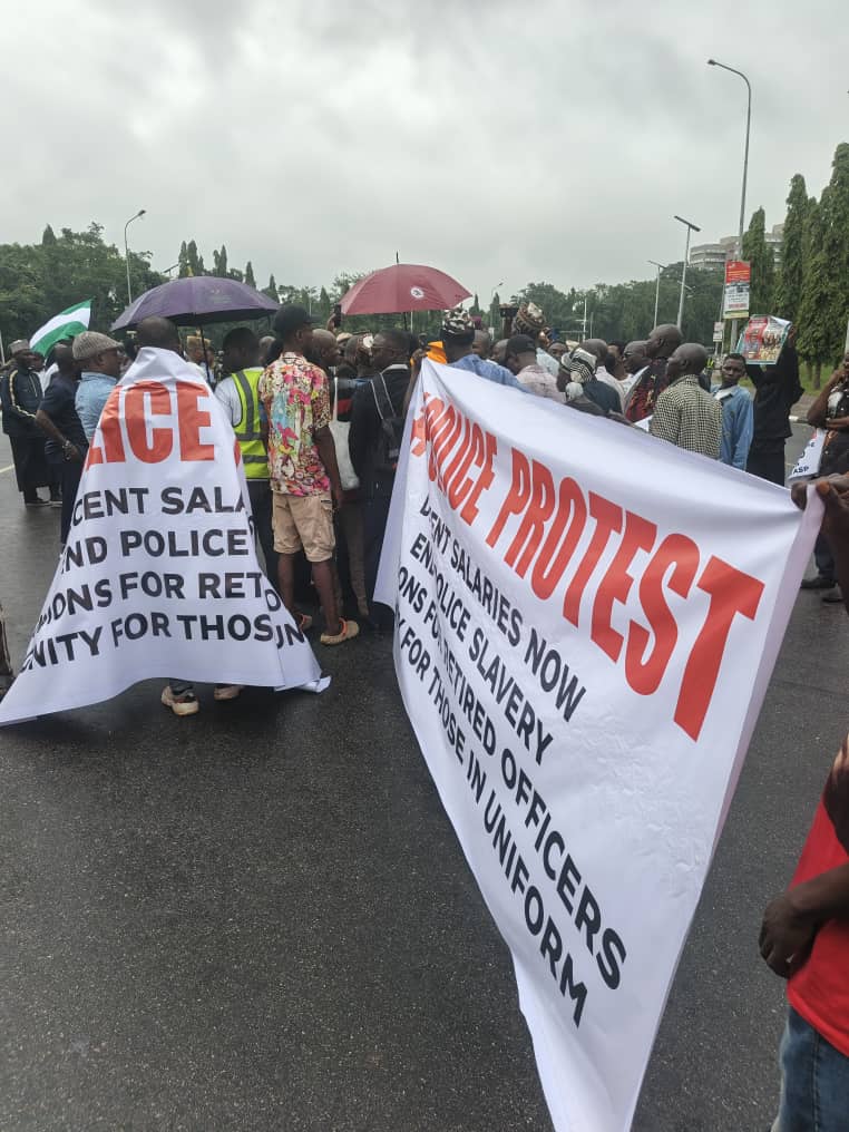 Retired Police Officers Defy Rain to Protest ‘Unjust’ Pension Scheme at National Assembly 1 Retired Police Officers Defy Rain to Protest ‘Unjust’ Pension Scheme at National Assembly