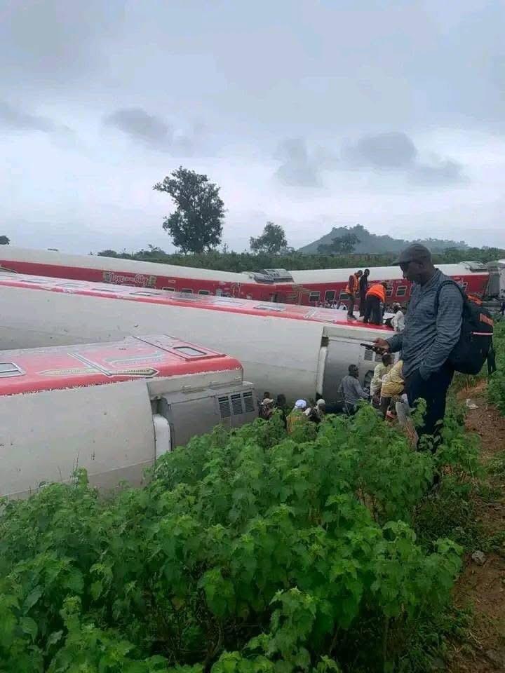 Kaduna–Abuja Train Derails, Multiple Cabins Overturn
