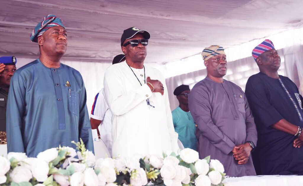 Sanwo-Olu Disburses N460M Cheques To Empower Lagos Residents 2 Sanwo-Olu Disburses N460M Cheques To Empower Lagos Residents