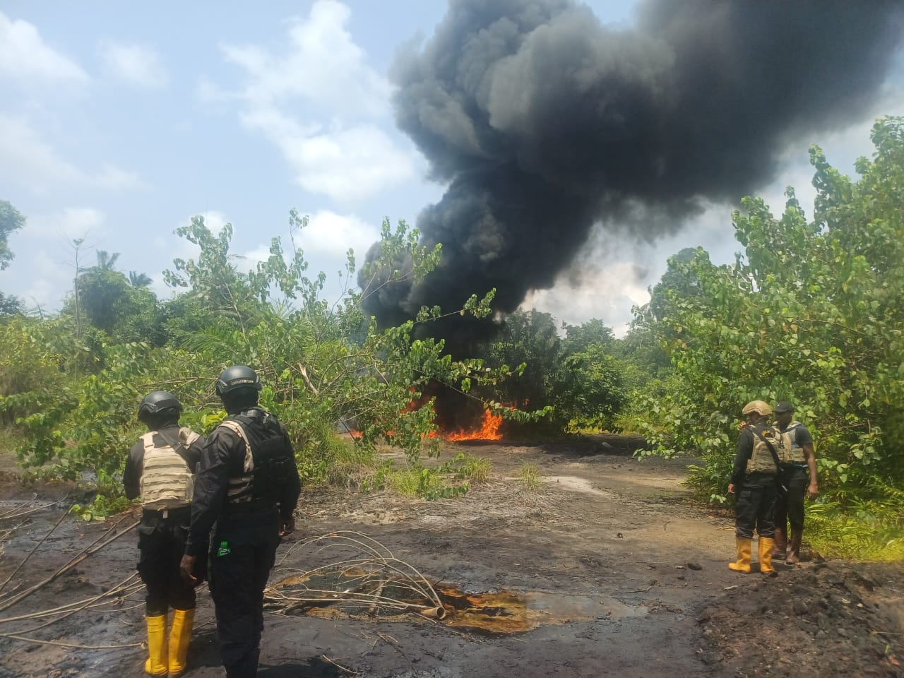 Nigerian Navy Destroys Illegal Crude Oil Storage Site in Rivers State Under 'Operation Delta Sentinel' 4 Nigerian Navy Destroys Illegal Crude Oil Storage Site in Rivers State Under 'Operation Delta Sentinel'